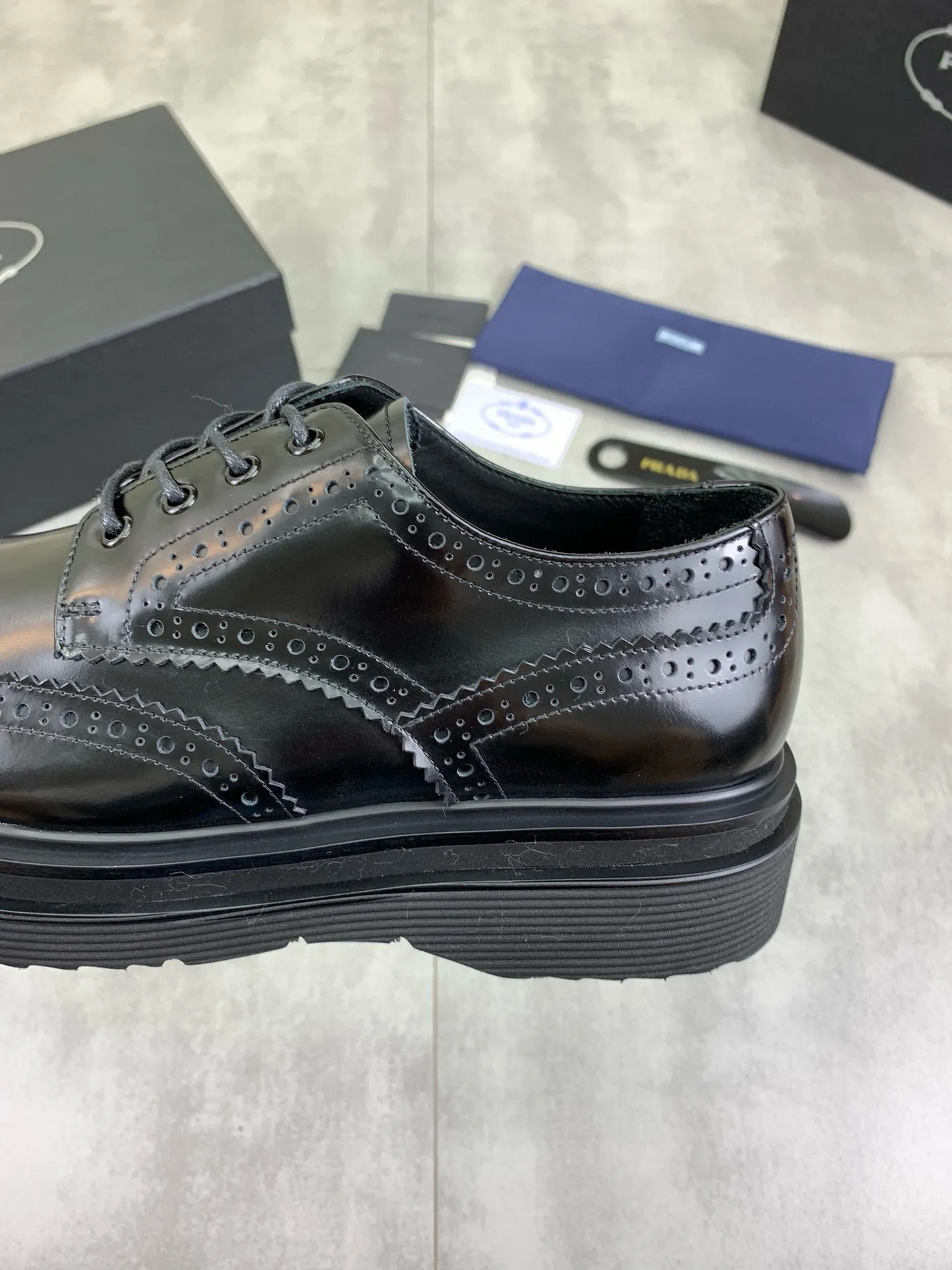 Factory price P880 💰Original quality, top version🔱 ＰＲＡＤＡPrada. Men's business casual leather shoes, top quality products. 1:1 shipment⬆️Luxurious and noble👞All imported original brand fabrics, just to create a more comfortable wearing experience. Upper: Original comfortable open edge bead-rubbed calf leather➕Top imported water-dyed full cow lining, original lightweight and comfortable TPU foam combination bottom✔️Code number: 39-44 (38.45 can be customized)